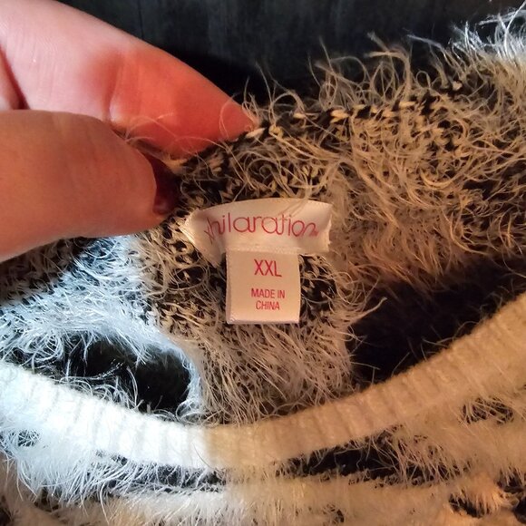 ❤️ EUC Juniors Size XXL Black and White Fuzzy Abstract Xhilaration Sweater - Picture 4 of 8